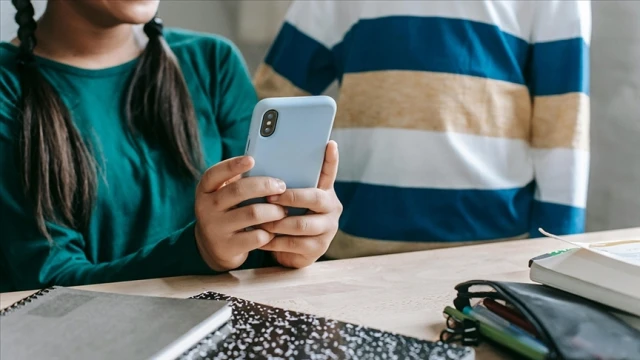 Ders saatlerinde cep telefonu kullanımı yasaklandı