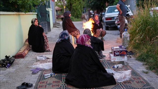 Mahalleler geceyi sokakta geçirdi