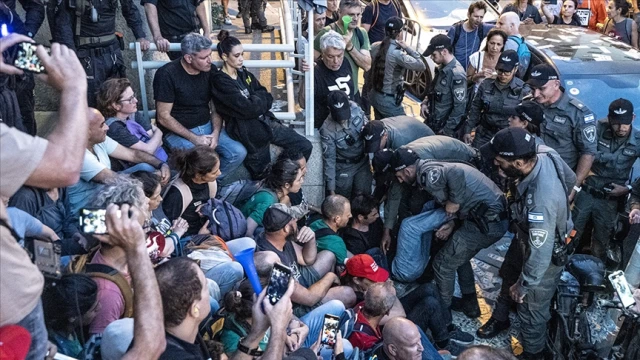 Netanyahu’nun partisi önünde polis-protestocu çatışması