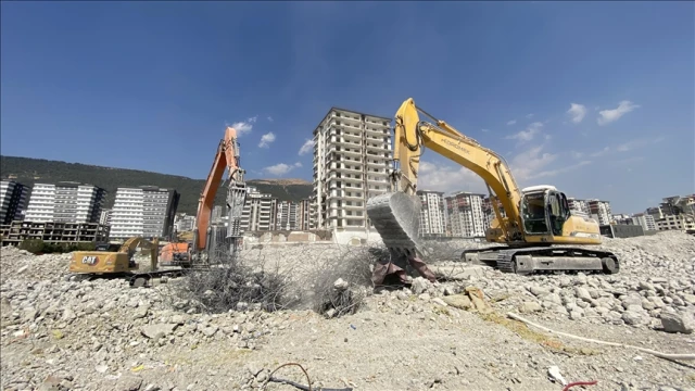 Ağır hasarlı binaların yıkımı sürüyor 