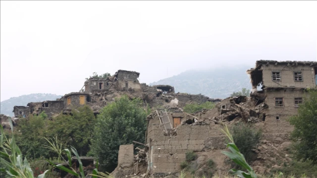 Depremde ölenlerin sayısı 2 bin 205'e yükseldi