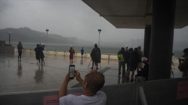 Hong Kong'da 700'den fazla uçuş iptal edilecek