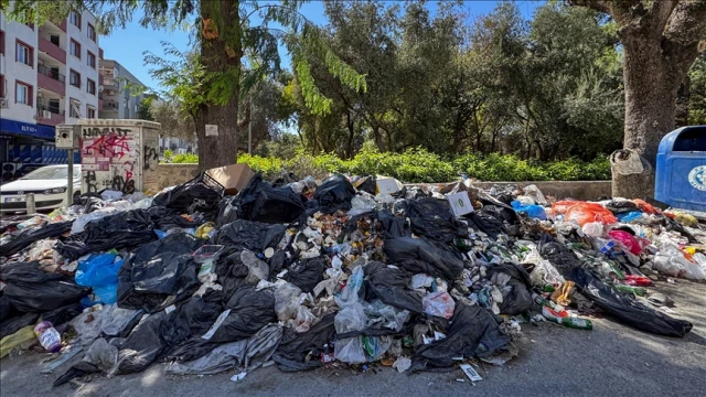 İzmir'in Buca ilçesinde toplanmayan çöplere tepki