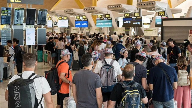 Madrid havalimanında uzun kuyruklar oluştu