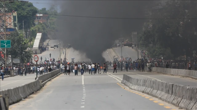 Nepal'de ordu sokağa indi
