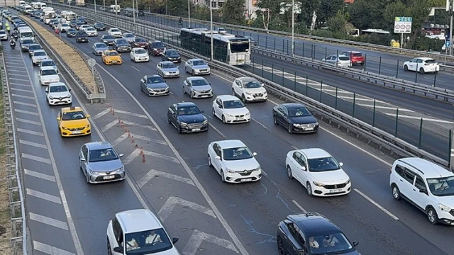 Okullarda uyum haftasında trafik yoğunluğu yaşanıyor