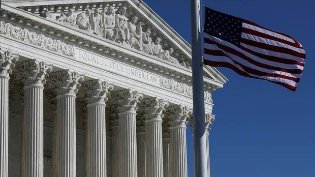 Trump'ın dış yardımı geçici durdurmasına izin verdi