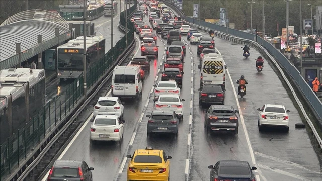 Yağışın da etkisiyle trafik yoğunluğu yüzde 85'e çıktı