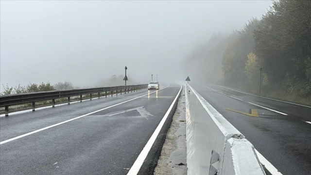 Bolu Dağı'nda sis ve sağanak etkili oluyor