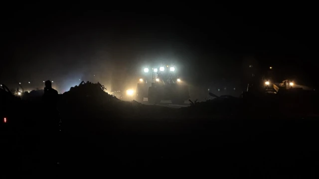 Enkaz kaldırma için ağır iş makineleri ve ekipmanlar getirildi