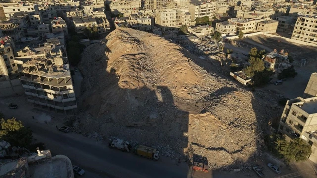 Esed rejimi enkazlardan yapay dağ oluşturdu