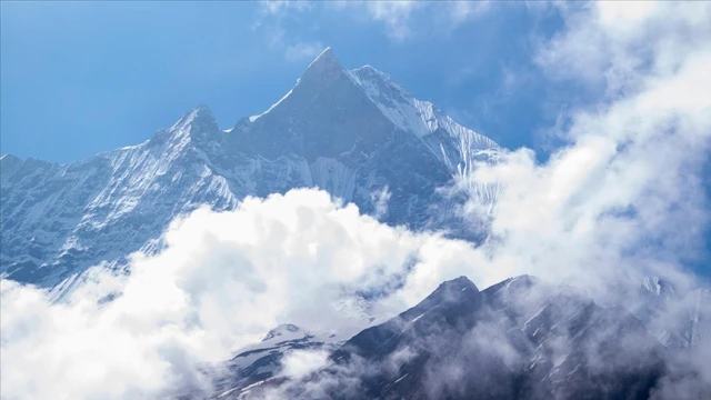 Everest Dağı'nda mahsur kalanlar için kurtarma çalışmaları sürüyor