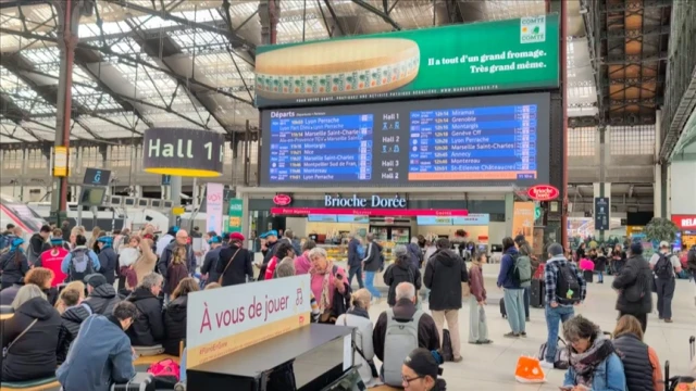 Fransa'da tren seferlerinde aksamalar yaşandı