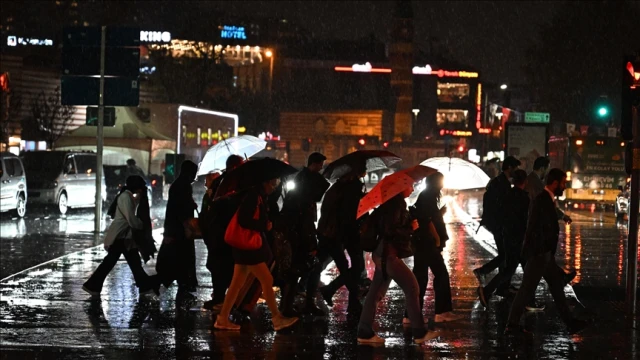 İstanbul'da sağanak hayatı olumsuz etkiledi