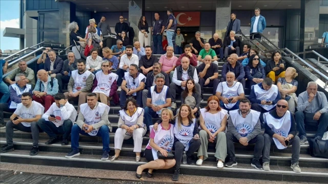 İzmir'de Buca Belediyesi memurları maaş alamadıkları gerekçesiyle eylem yaptı