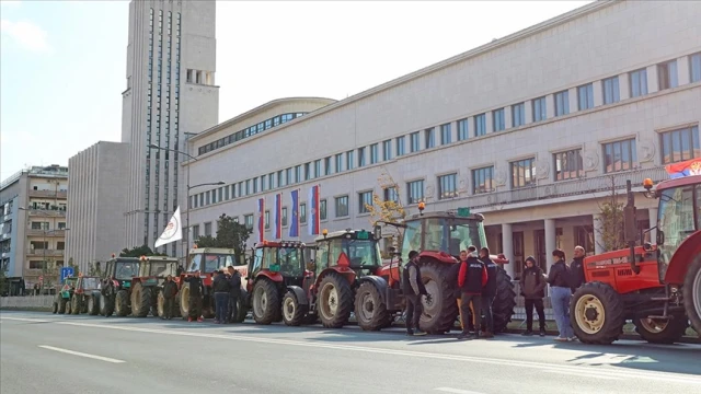 Sırbistanlı çiftçilerden traktörlü protesto