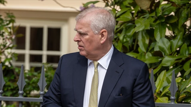 Andrew son rütbesine de iade edecek