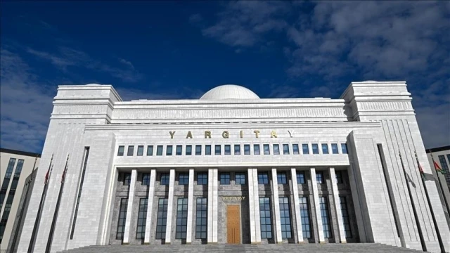 Balkondan halı silkeleyen komşuya hapis