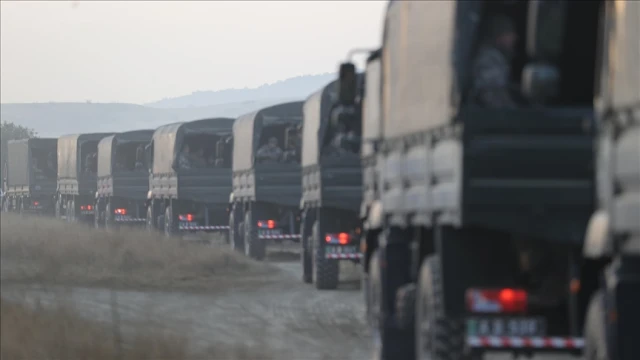 Düşen askeri uçağın enkazı tırlarla yurda getirildi