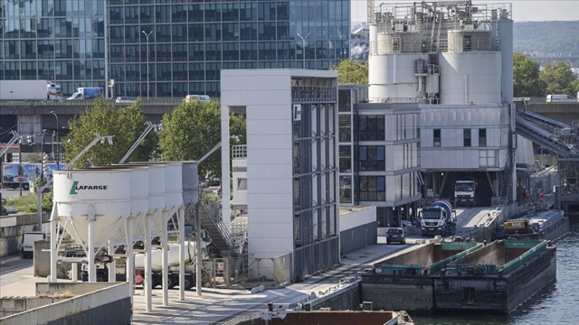 Fransız çimento devi Lafarge'ın "terör örgütünü finanse etmekten" yargılandığı dava başladı