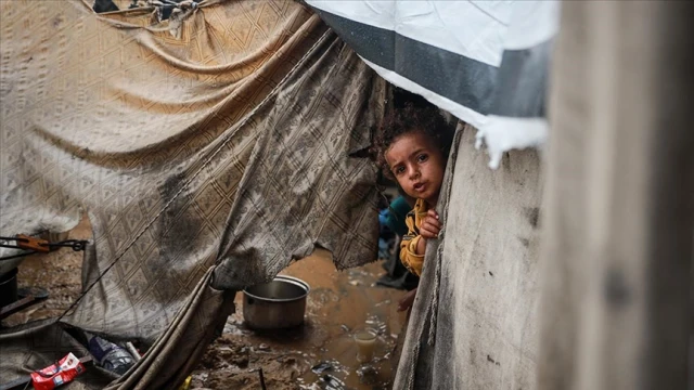 Şiddetli yağış nedeniyle Gazze Şeridi'nde çadırlar su altında kaldı