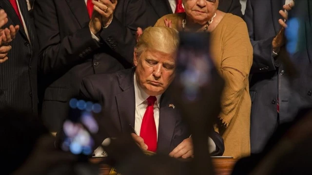 Trump "koruyucu aile sistemi" kararnamesini imzaladı