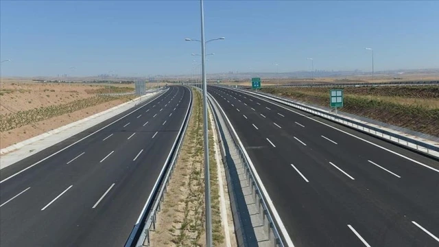 Türkiye'nin bölünmüş yol ağı 5 katına çıktı