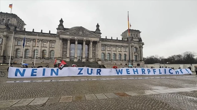 Almanya'da asker sayısını artırmayı hedefleyen yasa kabul edildi