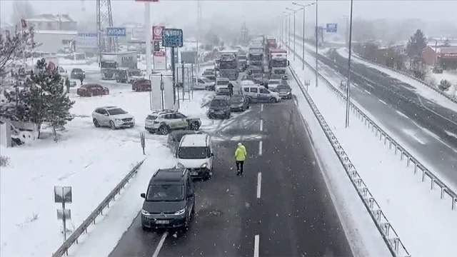Bolu'da kara yolu ulaşıma kapandı