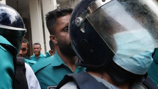 eski Başbakan ve yeğenine yolsuzluktan hapis cezası