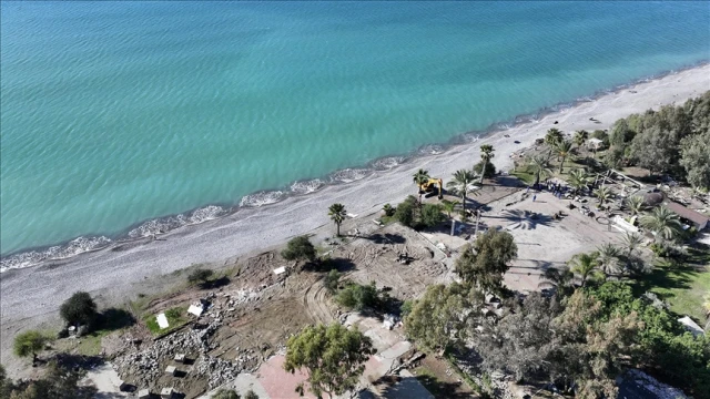 Fethiye sahilinde imara aykırı yapıların yıkımı sürüyor