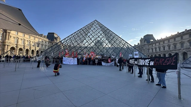 Louvre Müzesi çalışanları greve gitti
