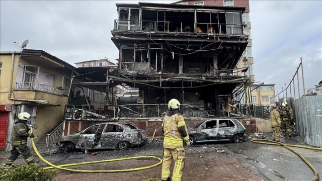 Pendik'te 2 otomobil ile bir kafe yandı