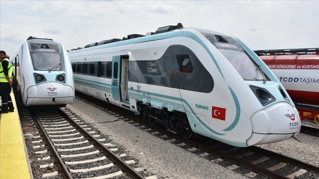 TÜRASAŞ iki tren seti ile iki lokomotifi teslim etti
