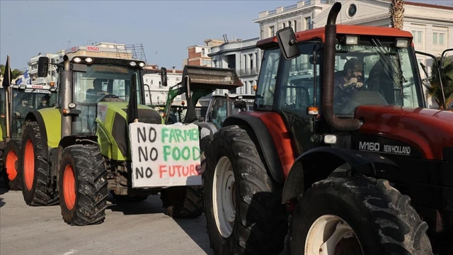 Yunanistan'da çiftçiler, Volos Limanı'nı ulaşıma kapattı