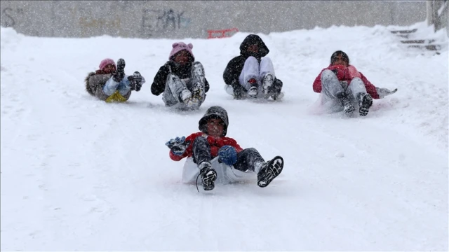 Bazı illerde kar nedeniyle eğitime bir gün ara verildi