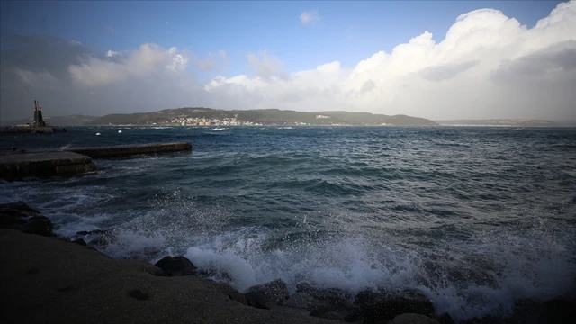 Çanakkale Boğazı transit gemi geçişlerine kapatıldı