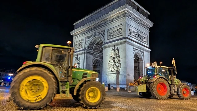 Fransa’da çiftçiler traktörleri ile Paris’e ulaştı