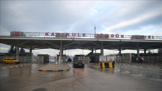 Gümrük kapılarından 15 milyondan fazla yolcu geçti