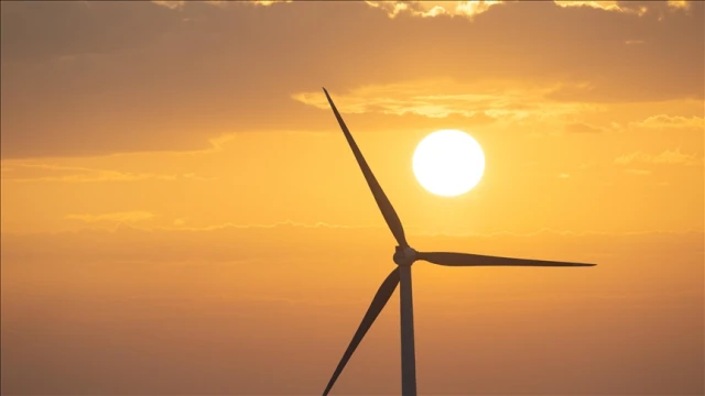 Rüzgar ve güneş enerjisi fosil yakıtlarını geride bıraktı
