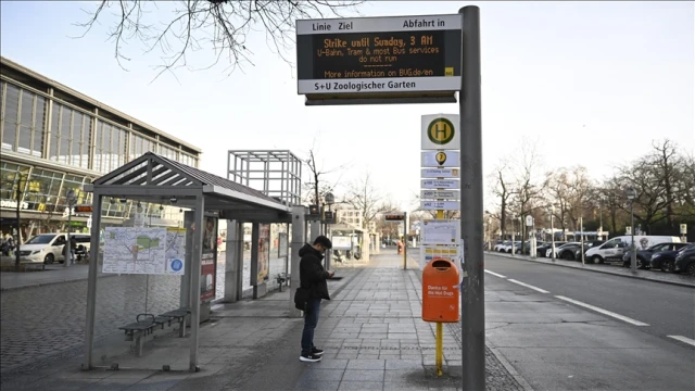 Almanya'da grev ulaşımı felç etti