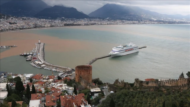 Alanya'da sağanak sonrası denizin rengi değişti