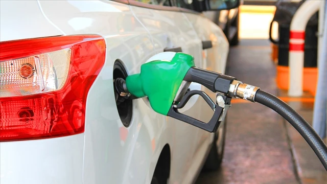 Hindistan'da "petrol sıkıntısı " iddiası, kuyruklara yol açtı