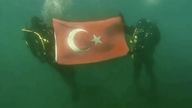 SAK timi donmuş gölette Türk bayrağı açtı