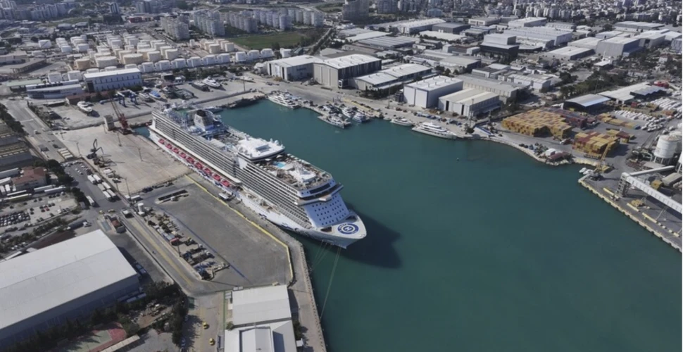 Antalya Limanı'nda kruvaziyer trafiği hareketlendi