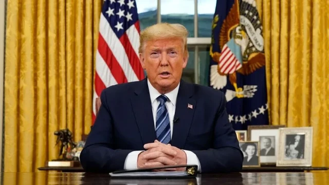 Trump, New York ve Nasdaq borsalarının açılış zilini çaldı
