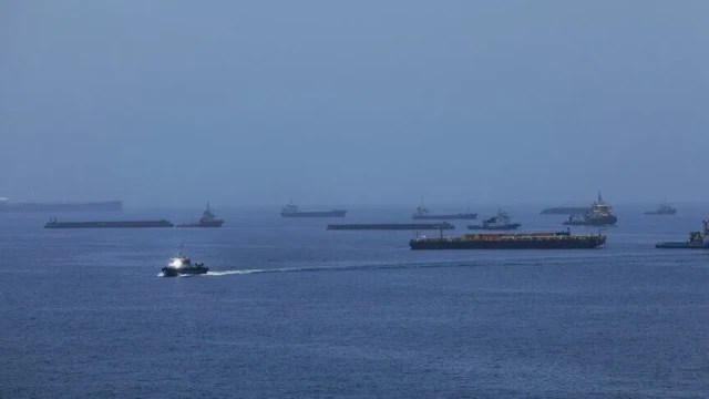 Basra Körfezi'nde yaklaşık 400 gemi hala mahsur