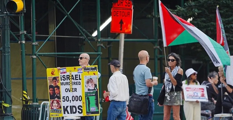 Göstericiler, New York’taki İsrail konsolosluğunun önündeki yolu kapattı