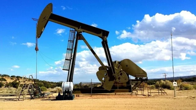 Petrol fiyatları, yüzde 4'ten fazla geriledi