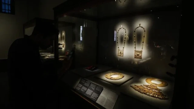 Viyana'da Mısır Kraliçesine ait elmas kolye çalındı